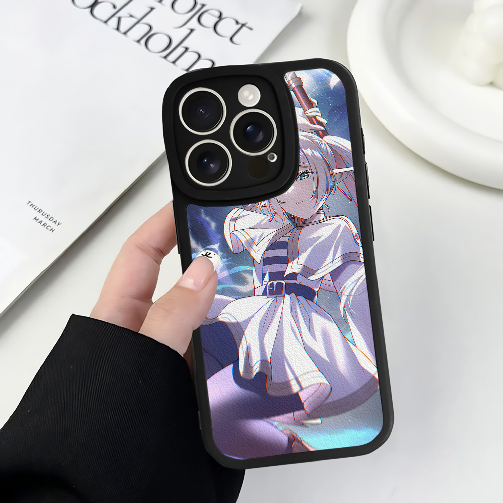 （画像用） 葬送のフリーレン Frieren 【iPhone 16シリーズ対応】シリコンスマホケース（レザー調） 材質：シリコン